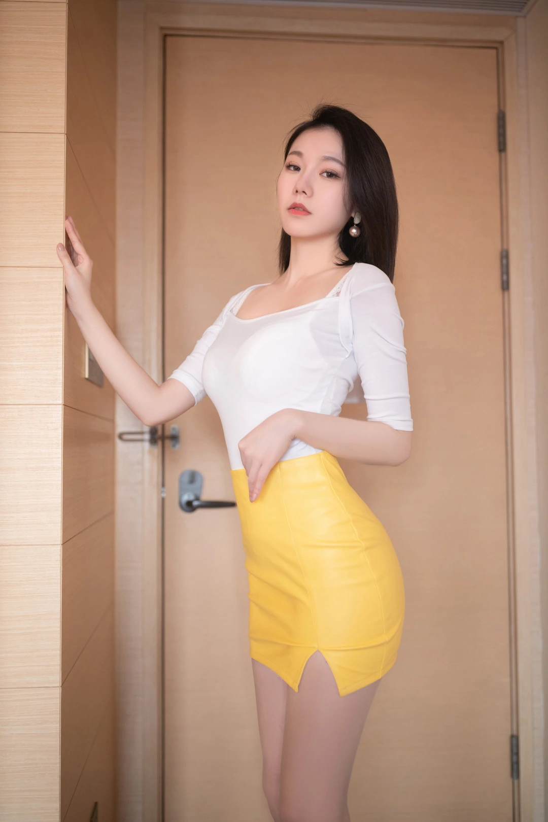 当前未确认机构归属 白色上衣黄色裙装室内造型照片