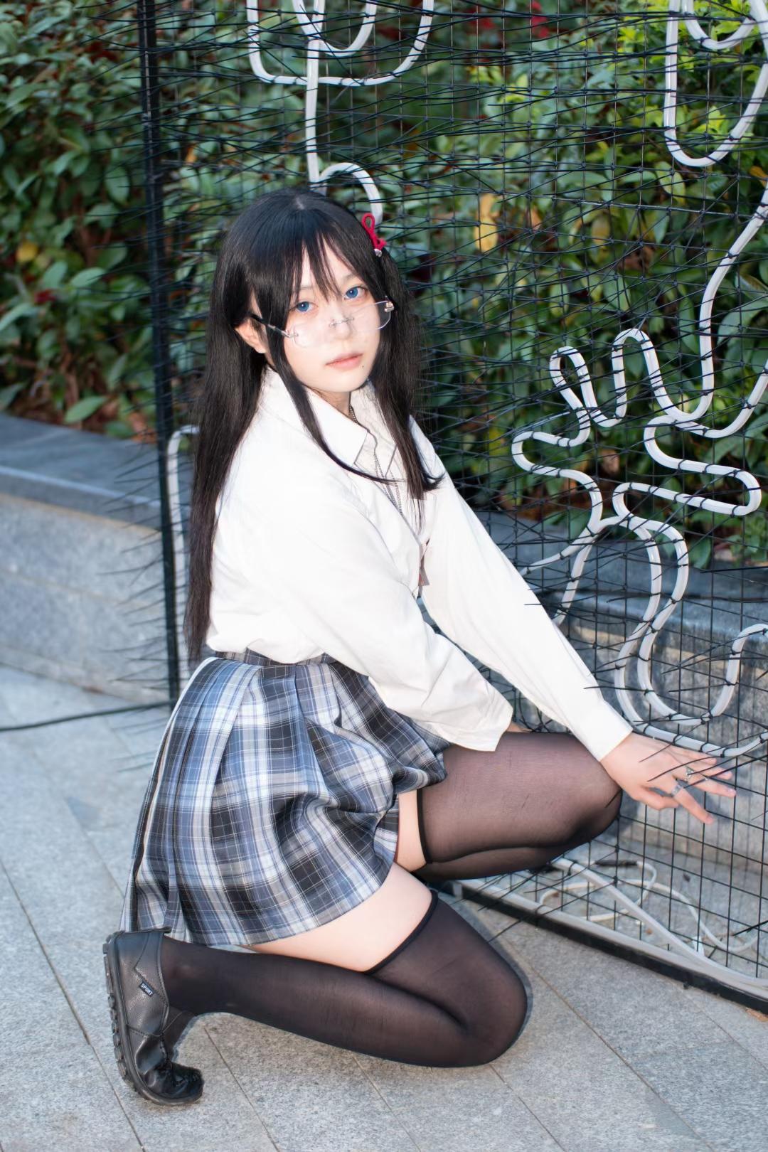 未确认机构归属｜｜cosplay与写真系列归档范围 白色服装造型照片，黑色长发搭配户外场景