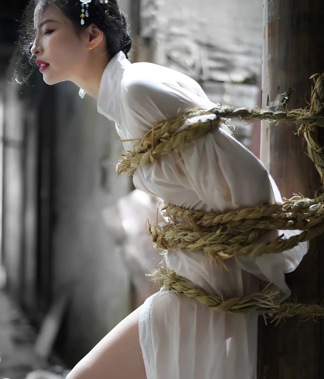 摄影作品与视觉系列归档 白色服装与室内环境结合的人像摄影照片