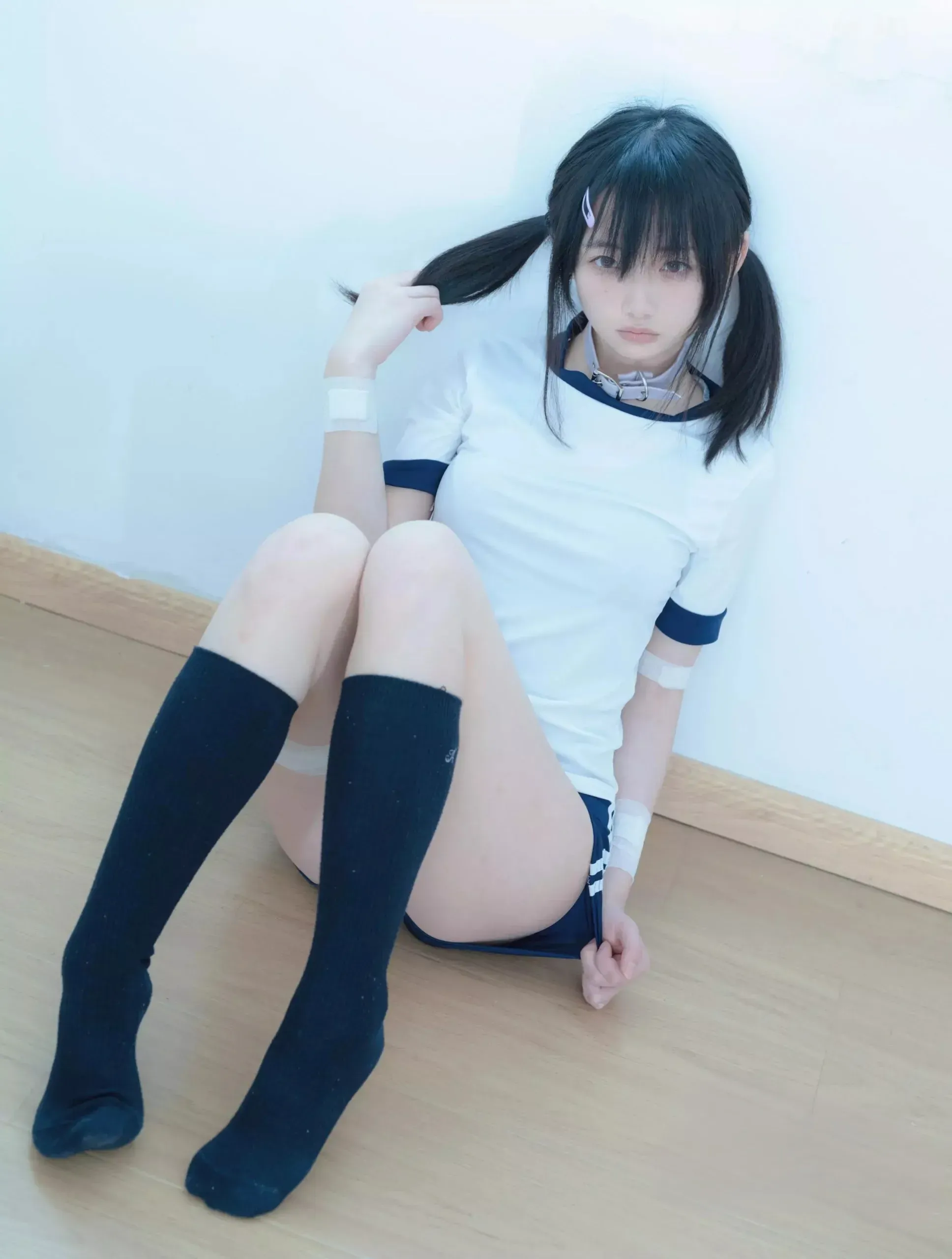cosplay 写真视觉图集归档 白色服装搭配黑色长袜的双马尾造型照片