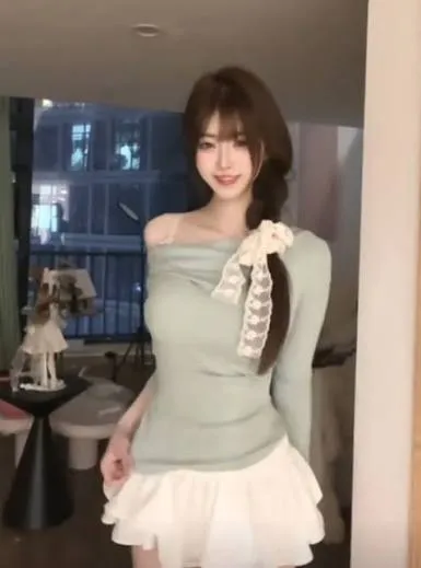 摄影系列与作品目录归档整理 浅色上衣搭配白色裙装的室内造型照片