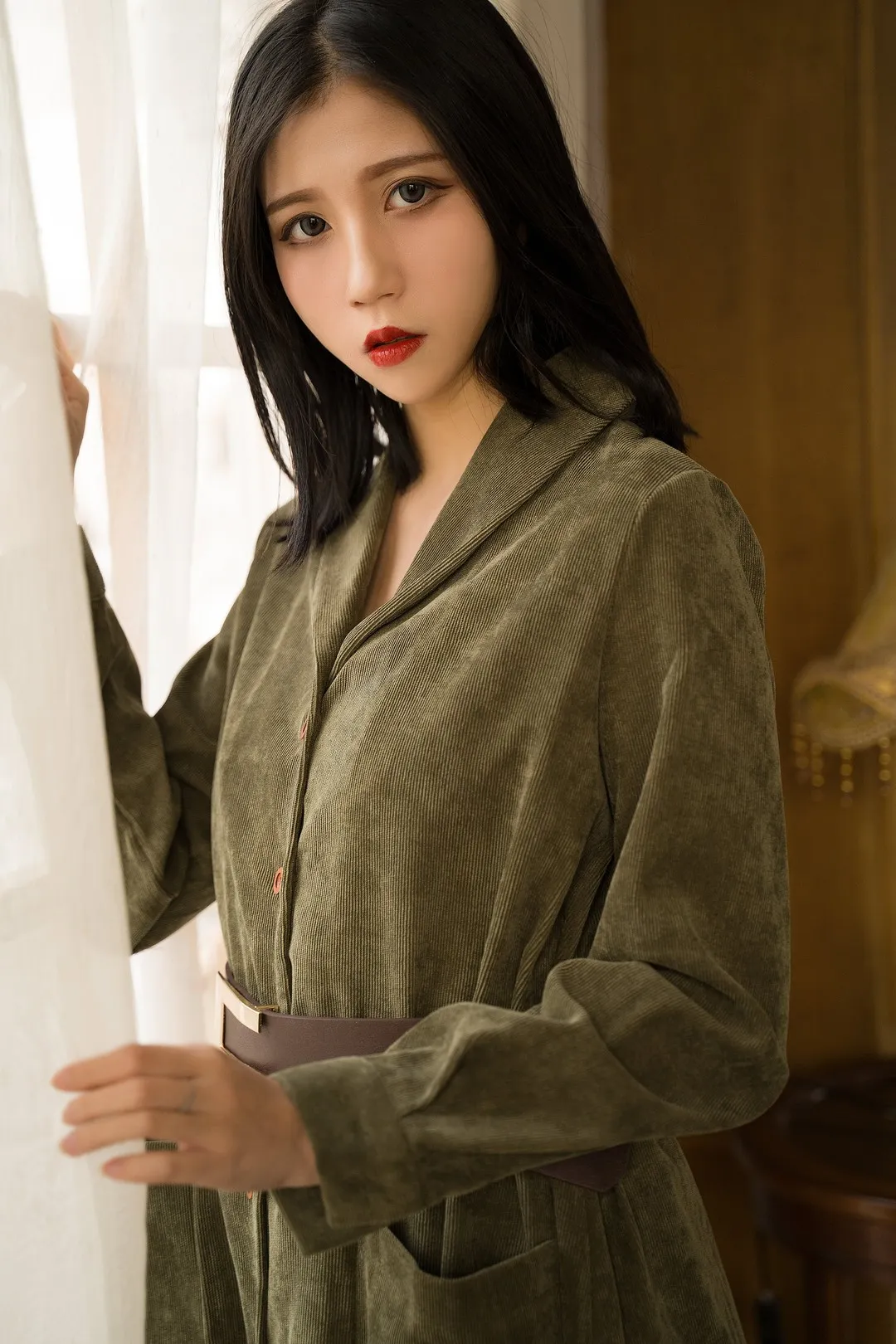 写真与摄影系列归档 黑色长发搭配深色服装的室内人物写真