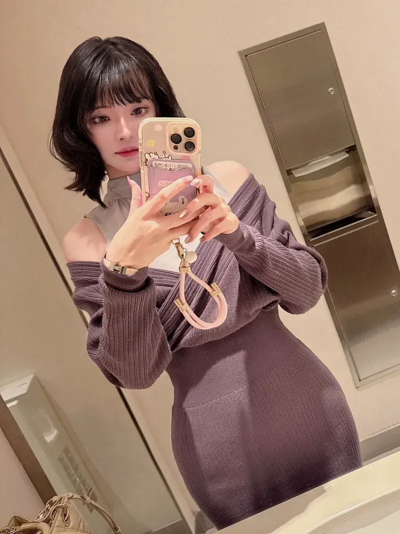 Cosplay写真图集与作品系列归档 黑色短发搭配灰色服装的室内镜面自拍照片