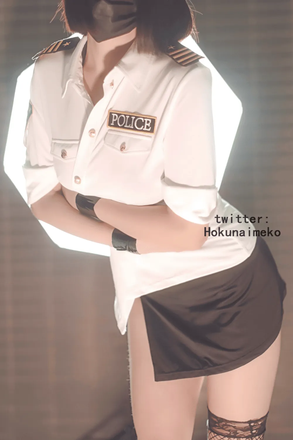 Cosplay写真与摄影系列归档 白色制服搭配黑色短裙的角色造型照片