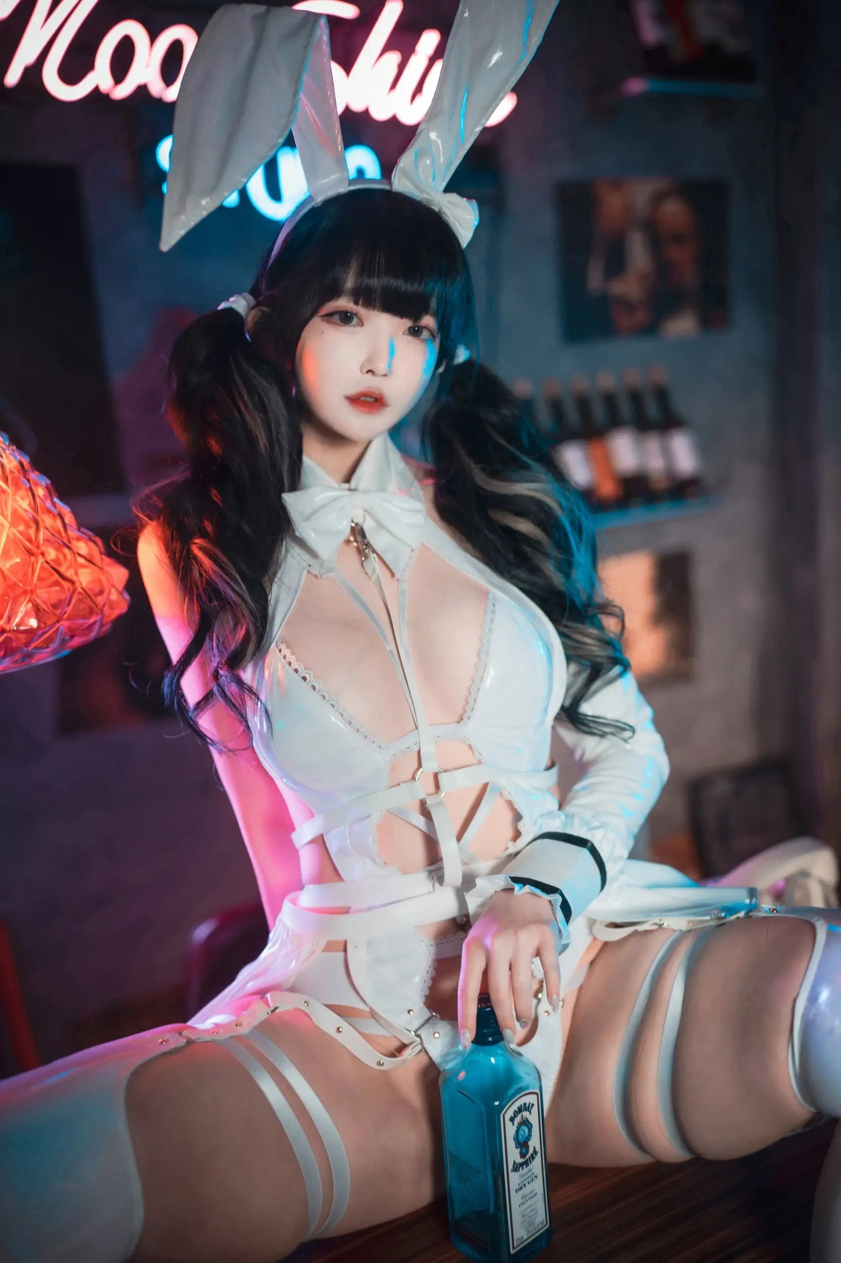 摄影系列作品归档 穿白色主题服装坐姿拍摄照片