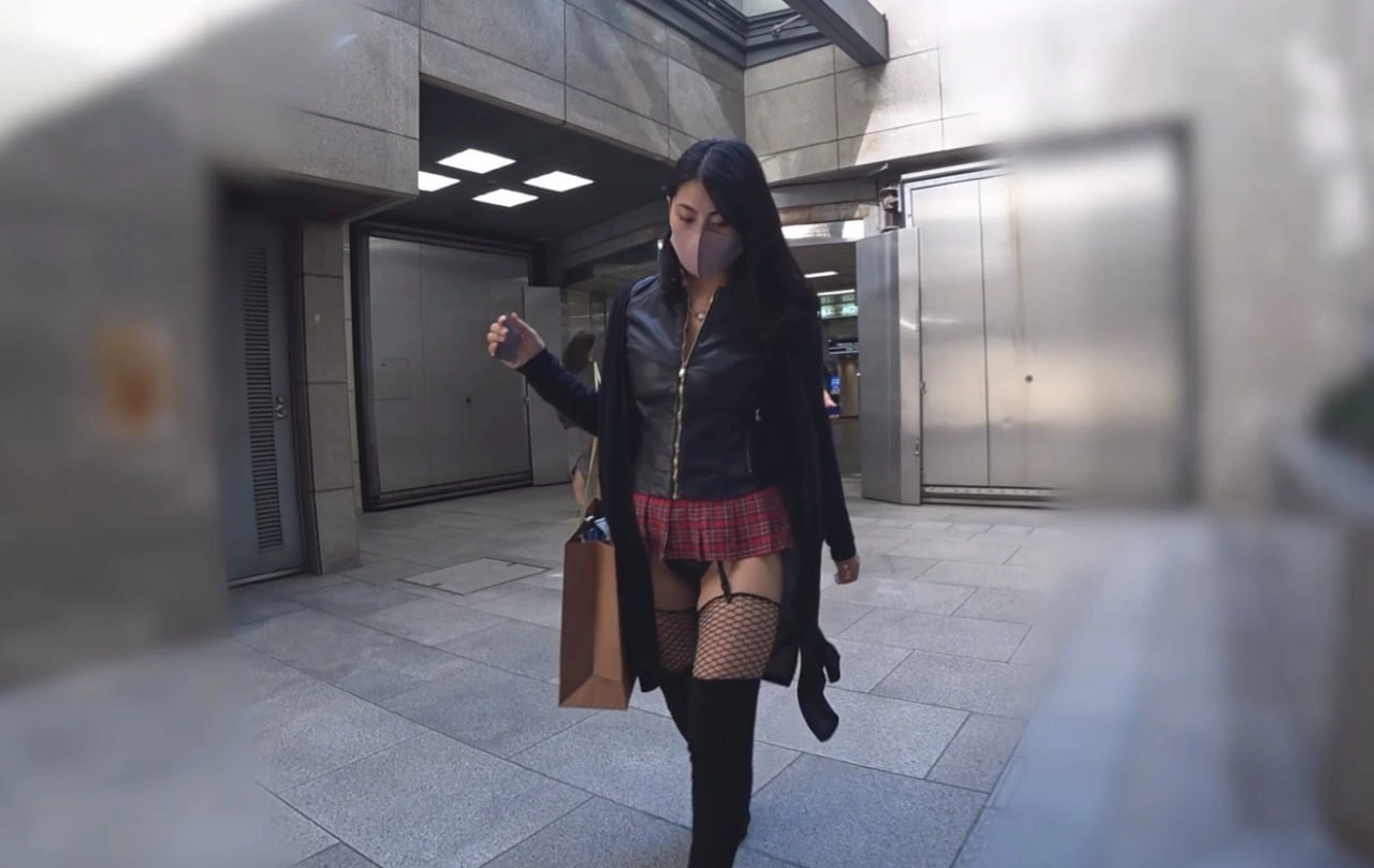 摄影系列归档 穿黑色外套与红色裙装的街景照片