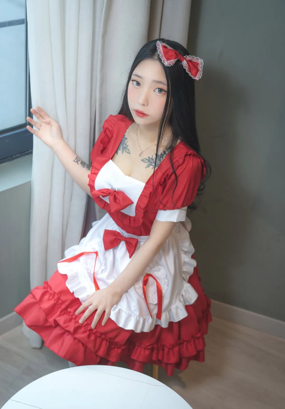 写真视觉图集导读 穿红白服装并佩戴蝴蝶结发饰的室内人物照片