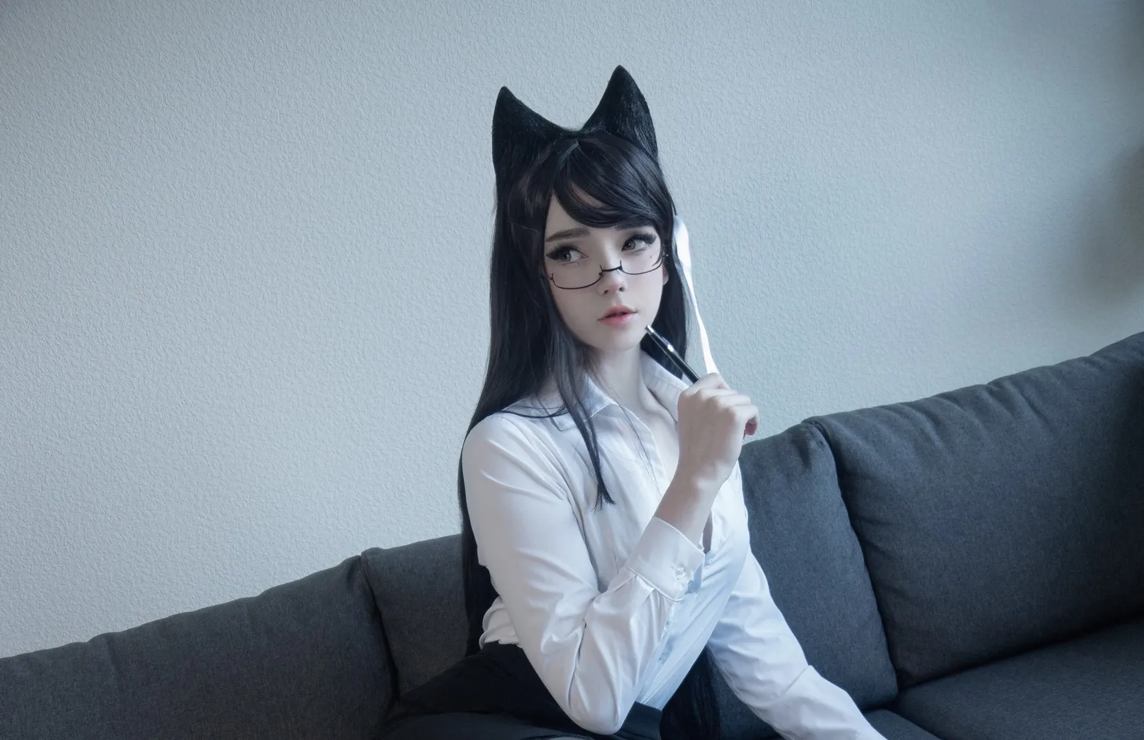 摄影作品与 cosplay 图集视觉系列归档 黑色长发搭配猫耳配饰的室内角色造型照片