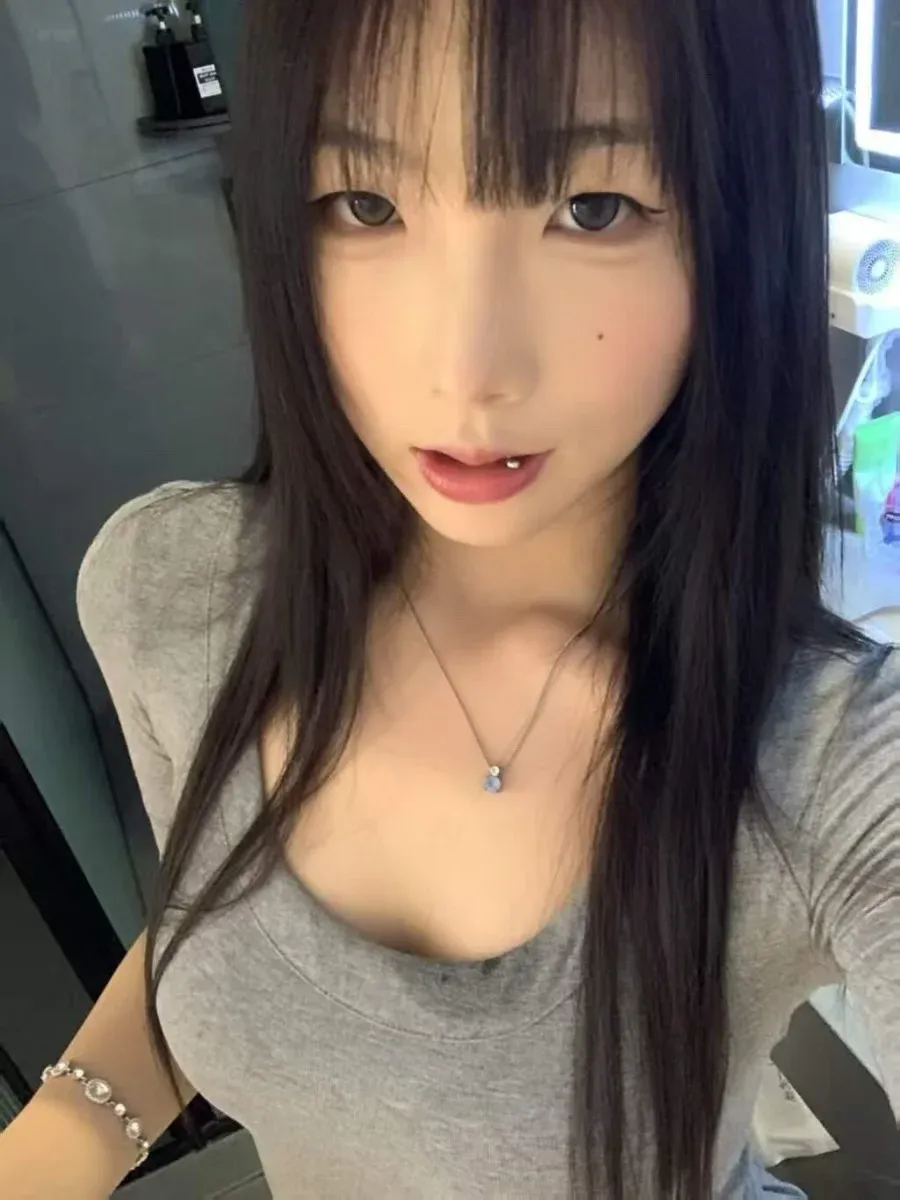 作品目录与写真 长发刘海灰色服装近景造型照片