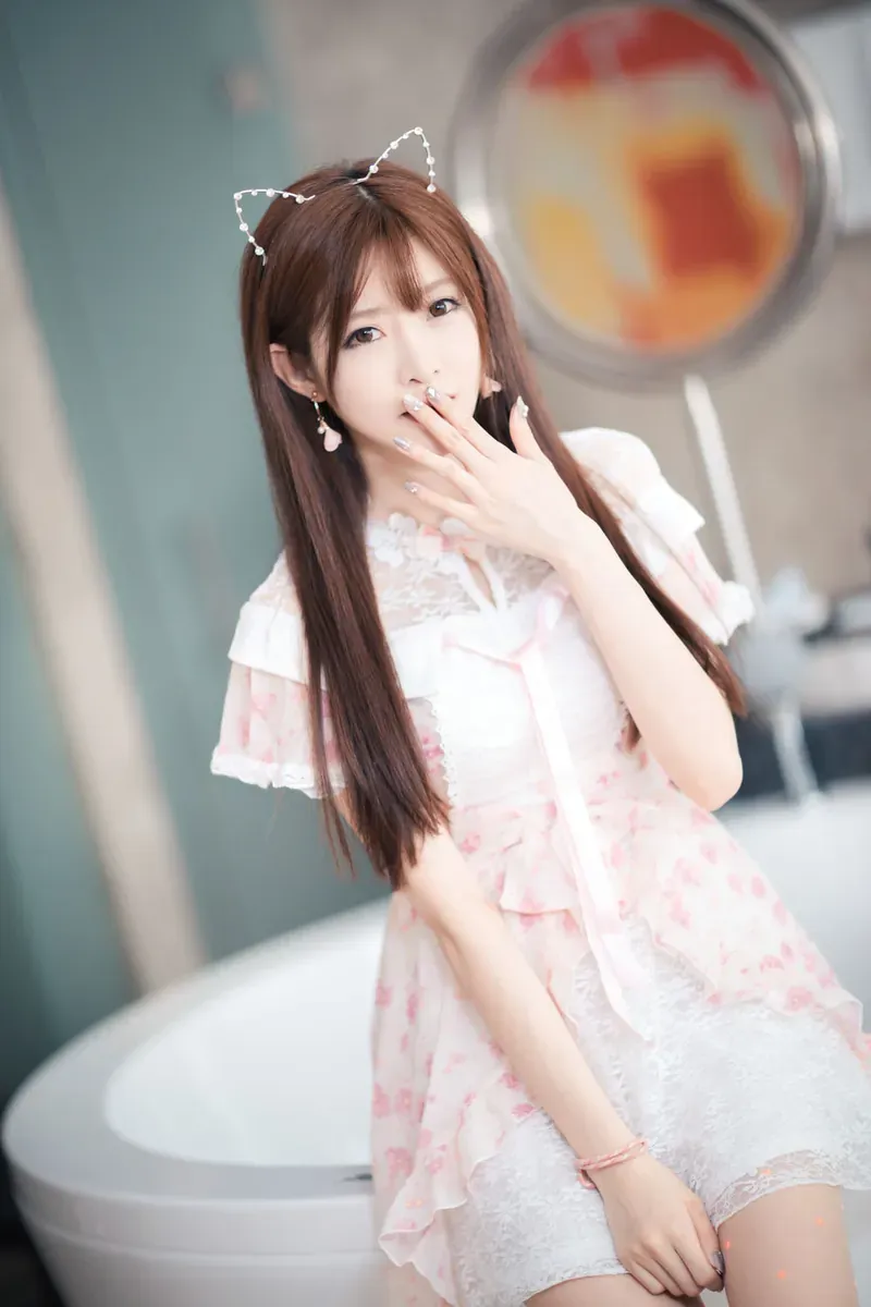 长发浅色服装甜美造型照片