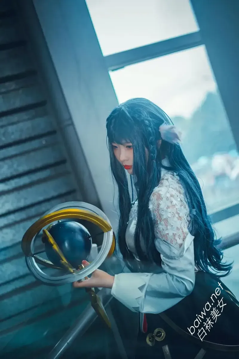 cosplay 摄影系列与作品范围归档 长发角色造型与浅色服装的室内摄影画面