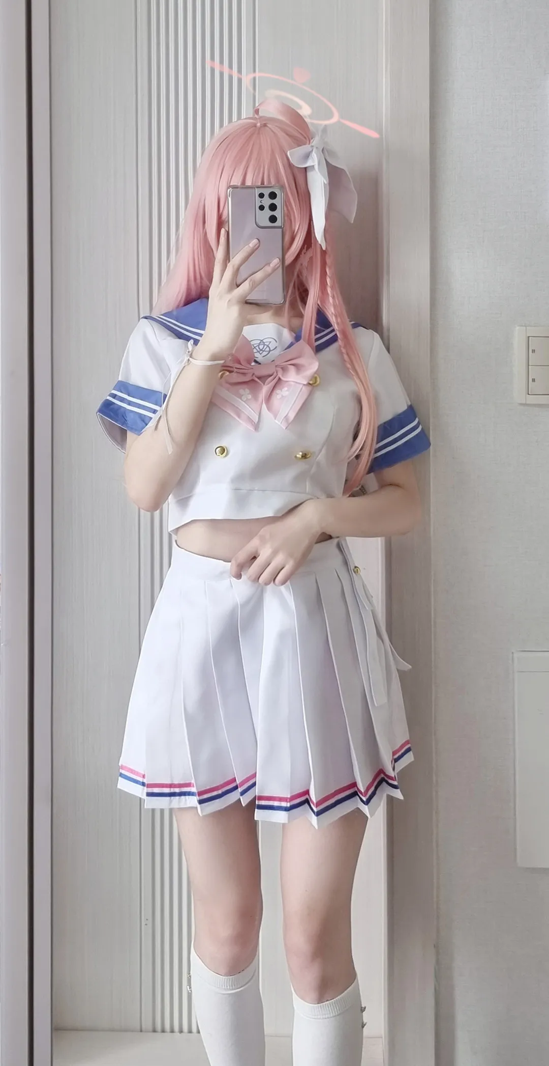 cosplay 写真视觉图集导读 白色蓝边服装搭配粉色长发的镜面自拍造型