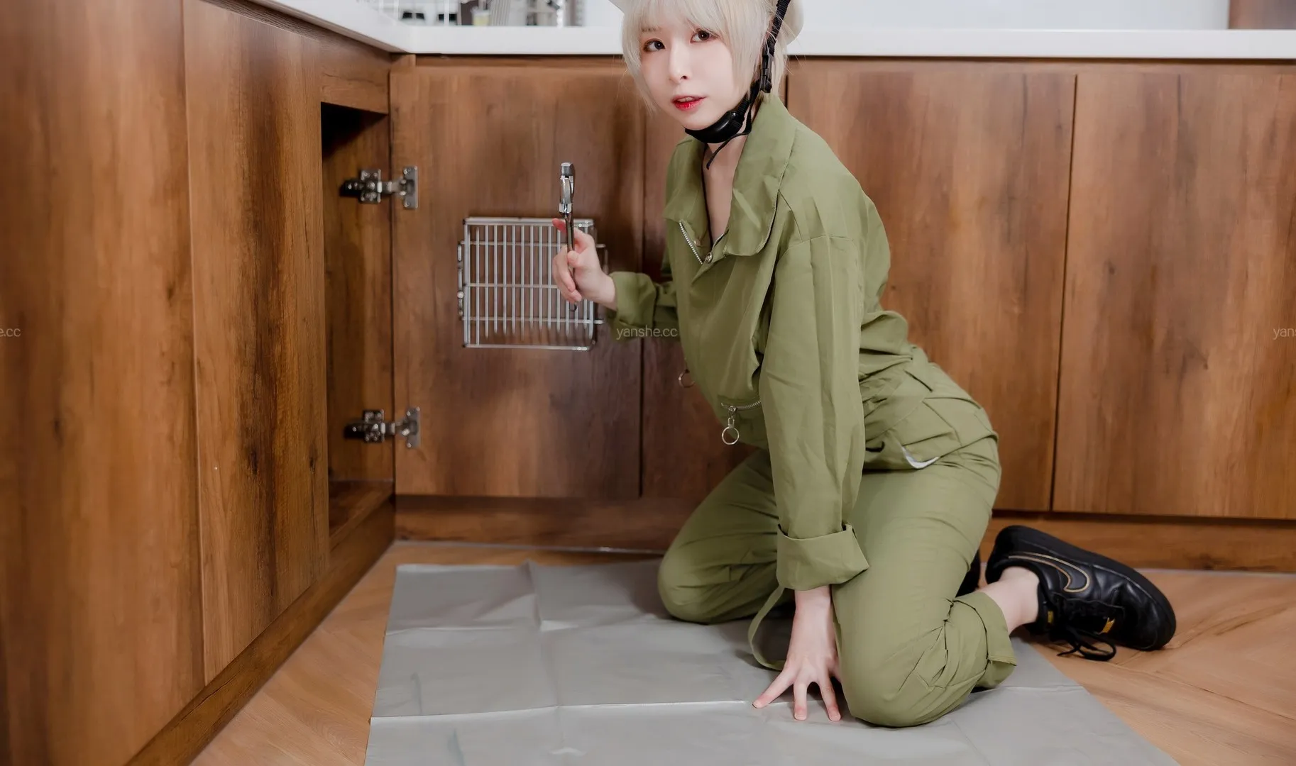 摄影系列作品归档|Cosplay与写真视觉 绿色服装与浅色短发造型照片