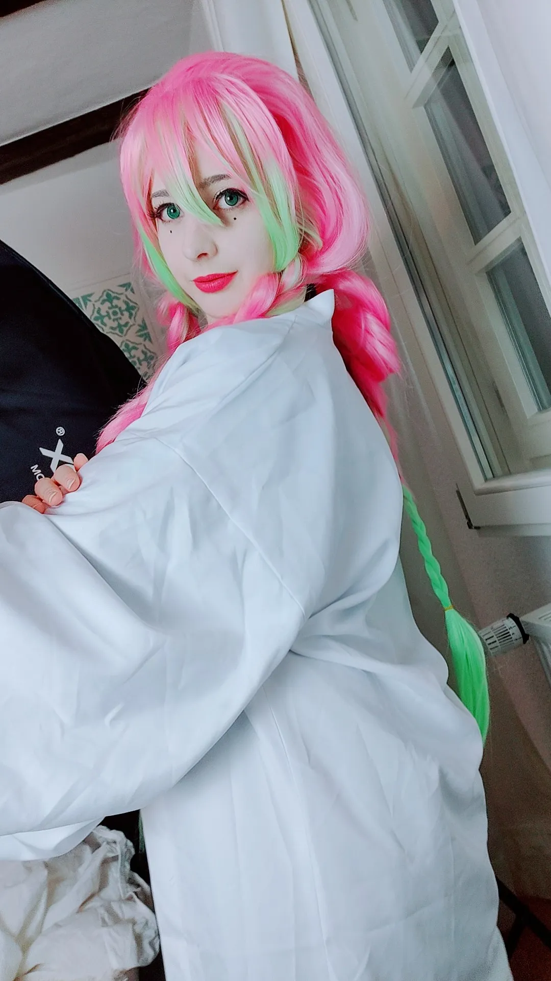 MikomiHokina Cosplay作品图集与角色摄影归档 MikomiHokina彩色假发白色服装Cosplay姿态