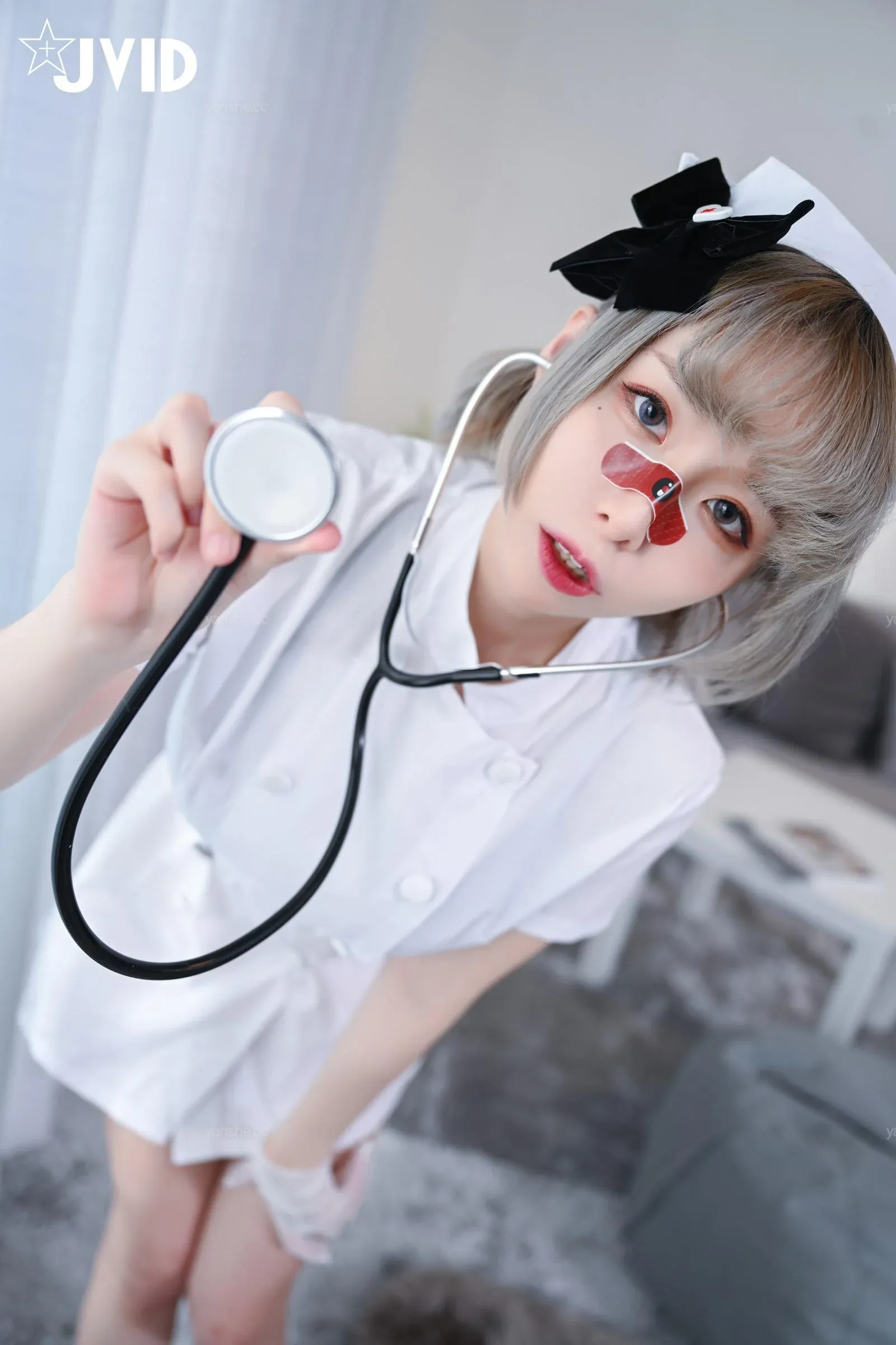 摄影系列作品归档｜Cosplay与写真视觉 白色服装搭配听诊器元素照片