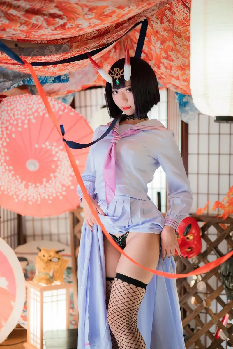 cosplay写真视觉图集与摄影系列归档 黑色短发角色造型，白色服装搭配传统风格背景元素