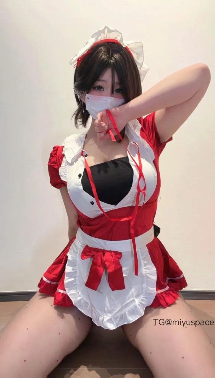 cosplay写真视觉风格归档 红白配色角色服装与坐姿构图照片