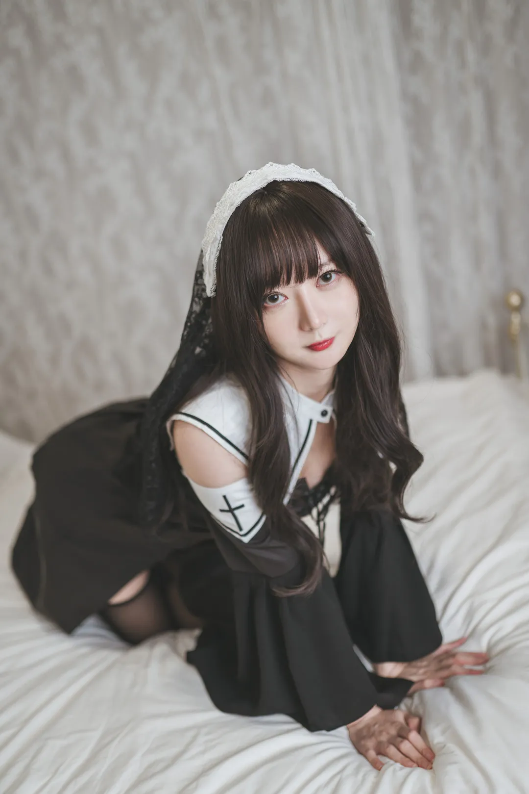 cosplay写真视觉图集导读与摄影系列归档 黑白服装人物坐在床面上的造型照片