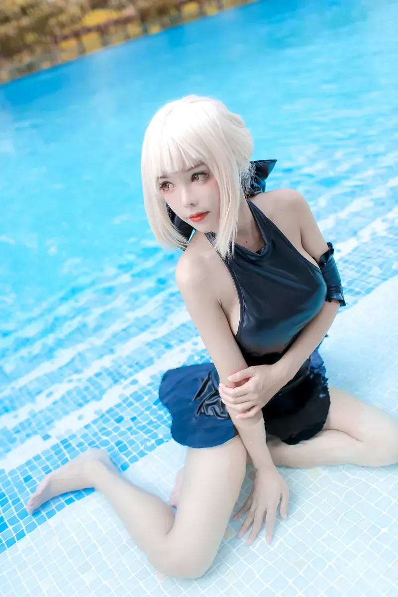 cosplay作品与图集归档 白发角色造型与黑色服装泳池场景照片