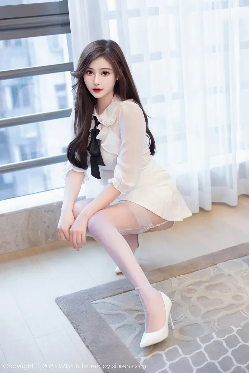 写真图集与作品整理归档 白色服装人物在明亮室内环境中的照片