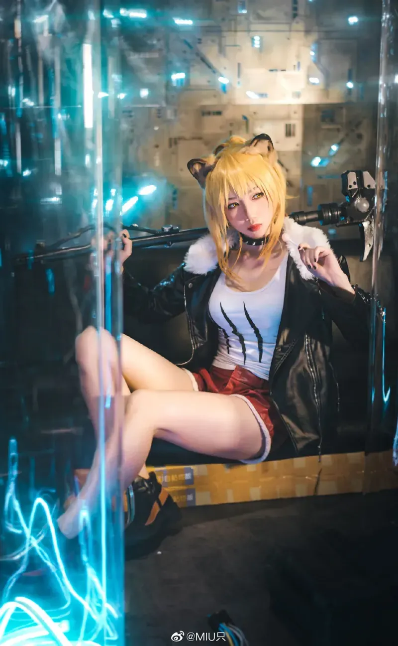 cosplay / 写真视觉图集导读归档 黄色短发假发与黑色外套组合的角色摄影