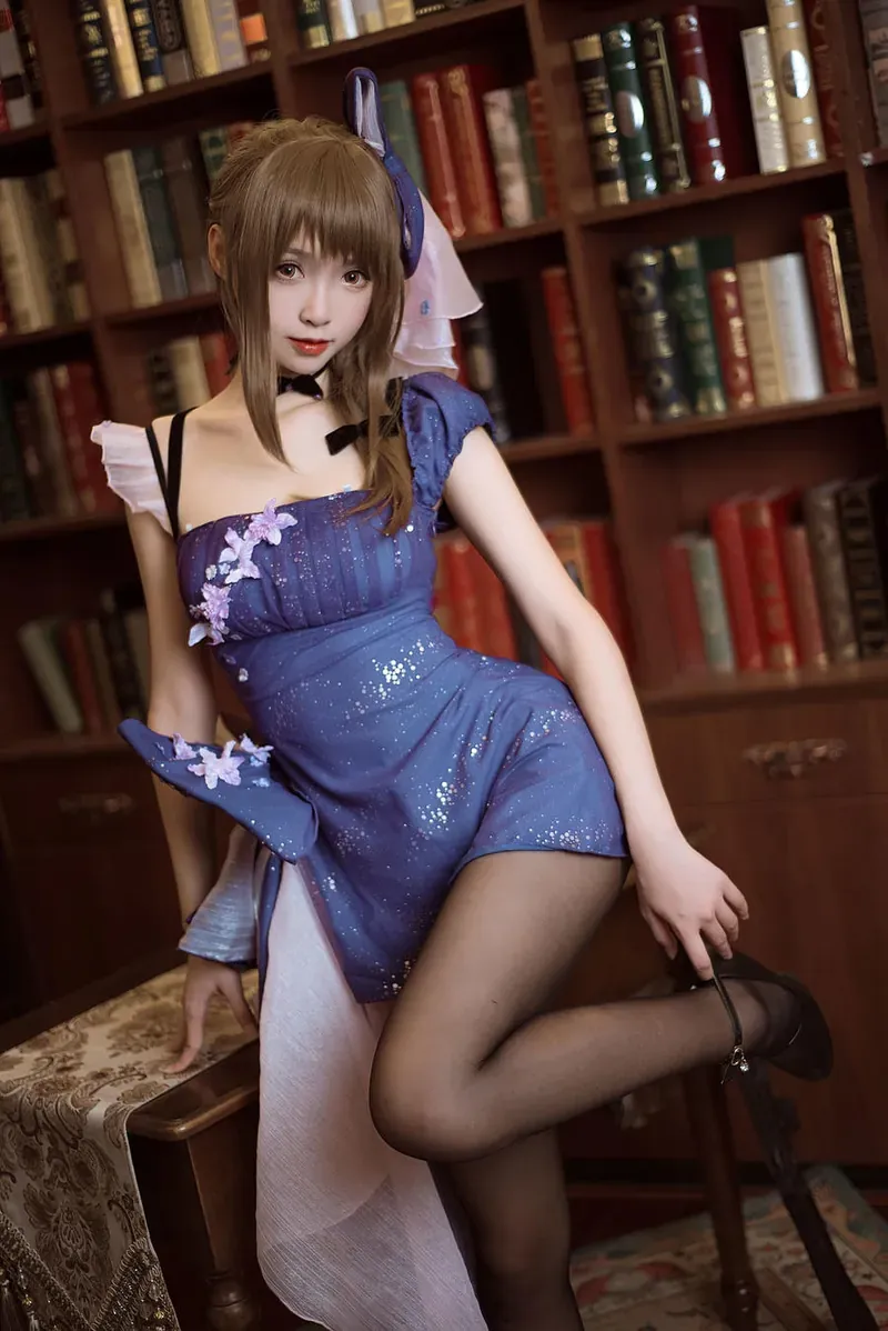当前未确认机构归属 蓝色服装书架背景坐姿照片