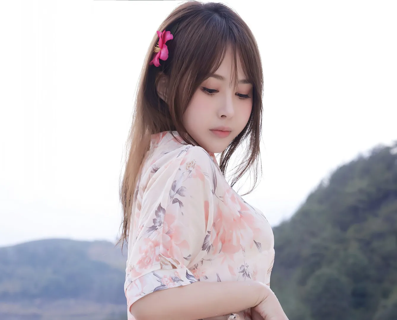 摄影作品与系列图集归档 女性人物穿浅色花纹服装在户外环境中的半身摄影画面