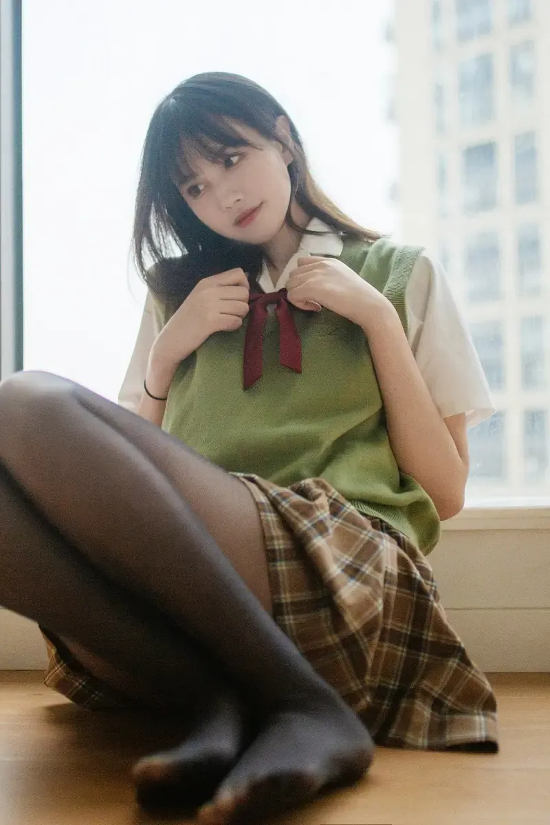 cosplay写真视觉图集与摄影系列归档 坐姿搭配校园风服装的室内写真