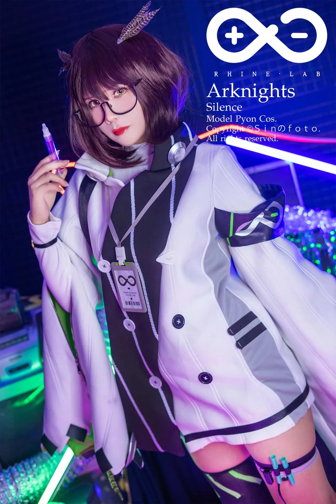 cosplay写真视觉图集导读 白色外套角色造型与蓝紫灯光环境展示