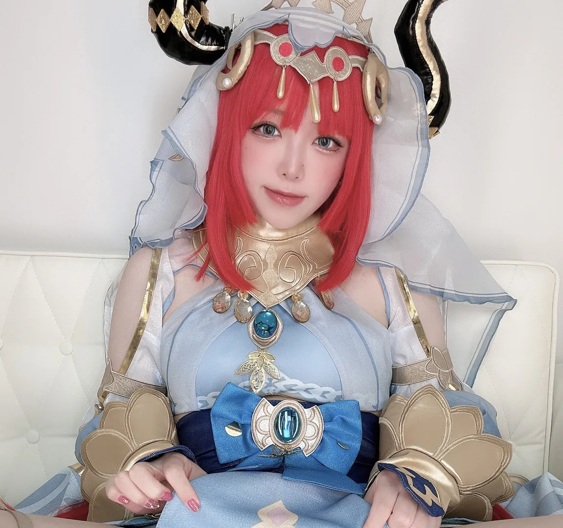 Cosplay作品与视觉系列归档 浅蓝礼服与金色装饰元素的Cosplay照片