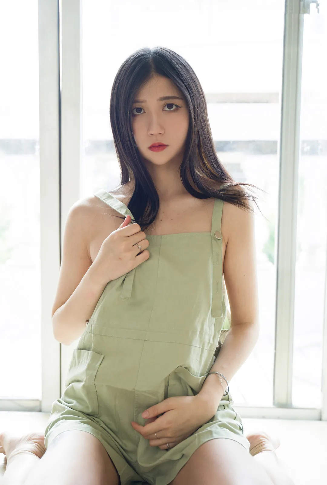 写真与摄影系列归档 浅色服装人物坐在窗边的写真画面