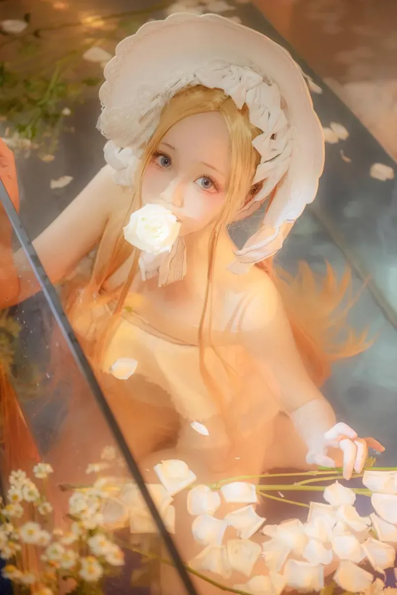 cosplay 写真视觉图集导读与作品归档 白色帽饰与浅色造型照片