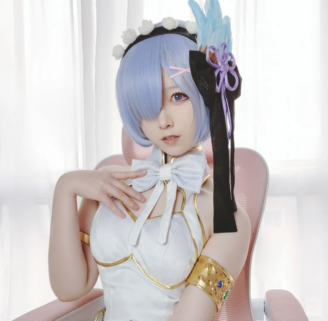 Cosplay作品与角色摄影系列归档 蓝色假发与白色服装室内Cosplay造型照片
