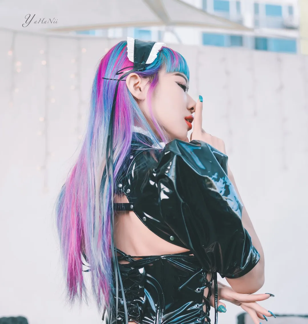 cosplay 写真视觉图集导读 彩色长发搭配黑色服装的侧面造型照片