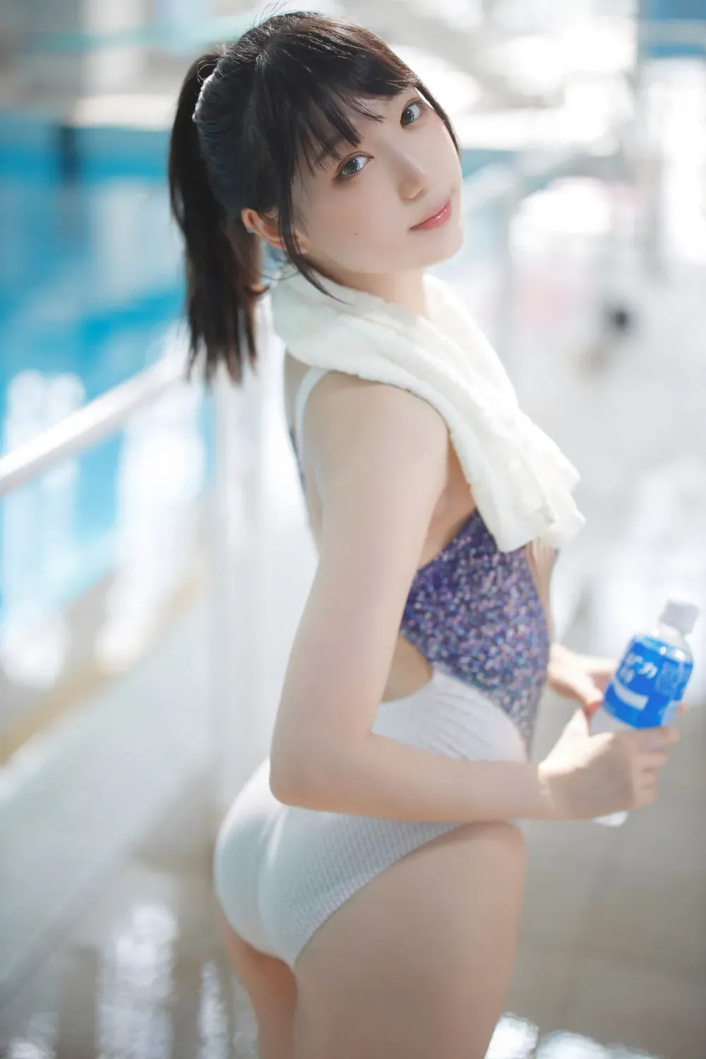 写真与作品风格归档 黑色发型人物在明亮空间中的近距离写真
