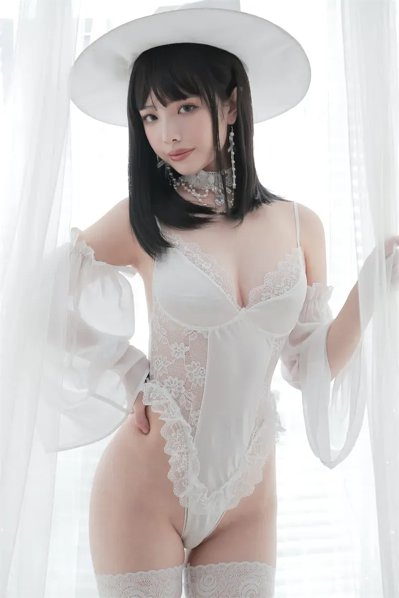 cosplay写真作品归档 黑发白色服装宽檐帽室内造型照片