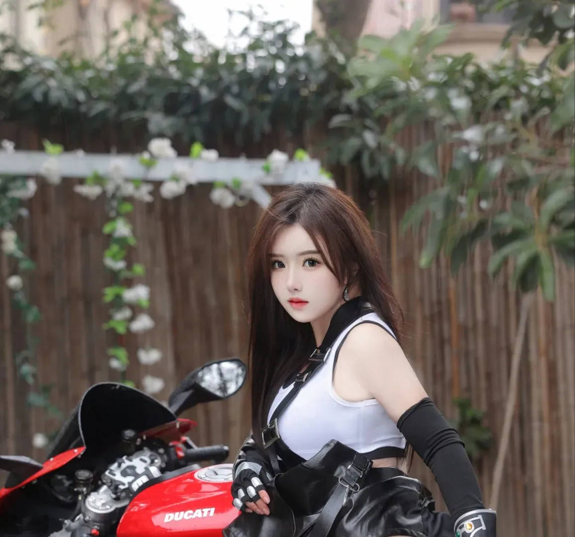 摄影系列归档与作品方向整理 人物站在红色摩托车旁的黑白服装造型照片