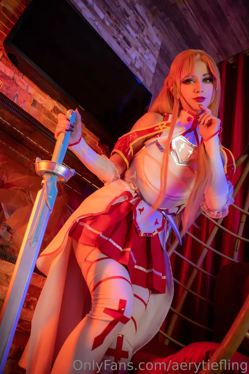 Cosplay角色写真与视觉图集导读 红色灯光环境中的幻想角色照片