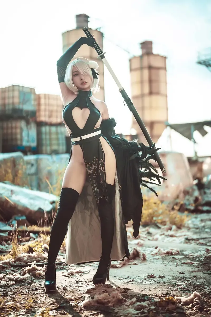 Cosplay角色写真与视觉作品归档 白发角色Cosplay户外照片