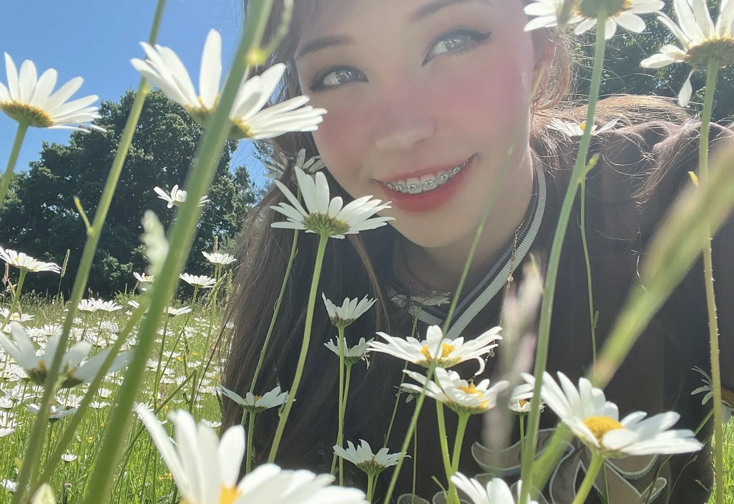 视觉作品与Cosplay系列归档 户外花丛中的人物近景摄影