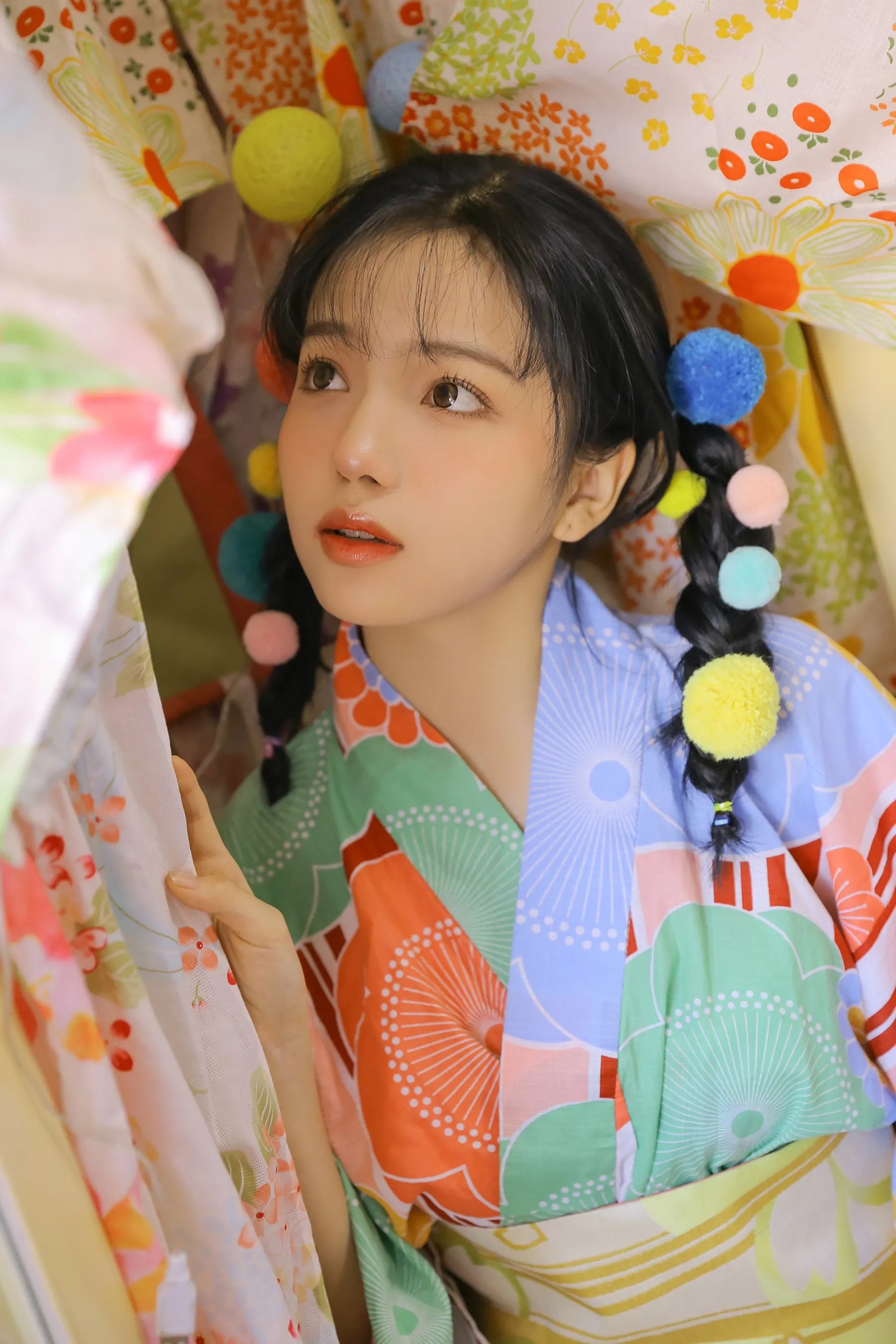COS作品与视觉风格归档 彩色服装搭配双辫发型的室内角色照片