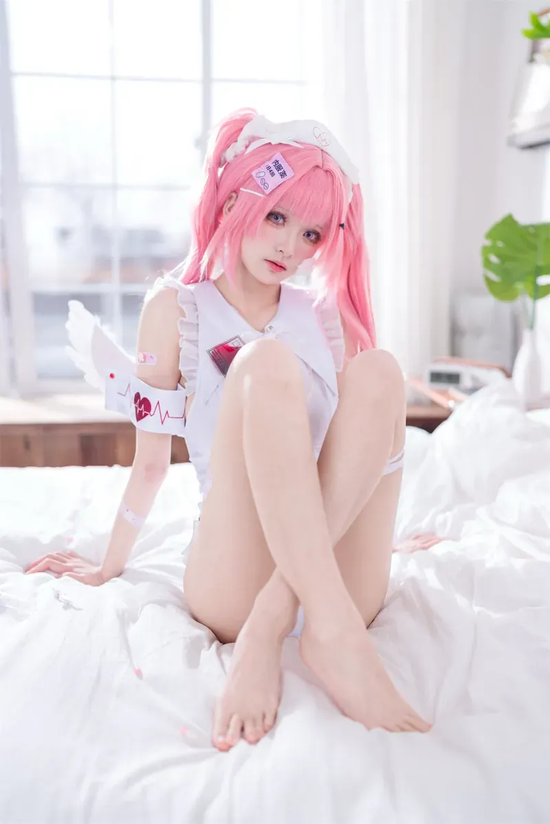 摄影系列作品归档与Cosplay视觉图集整理 粉色长发角色造型白色服装室内摄影图