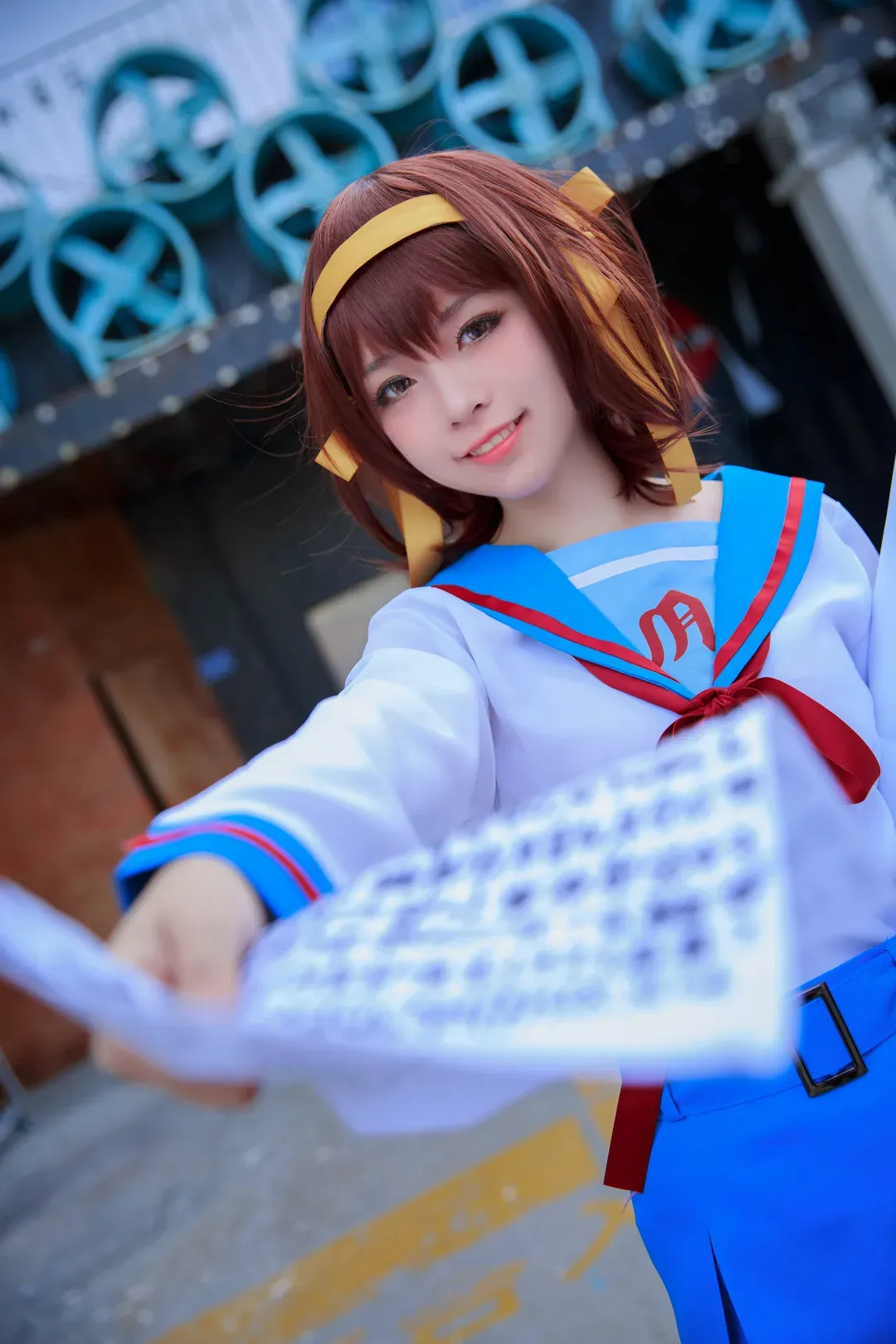 写真与COSPLAY作品整理 棕色短发角色扮演造型与蓝白服装写真