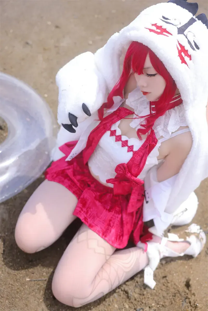 写真与COSPLAY作品整理 红白服饰角色坐姿摄影画面