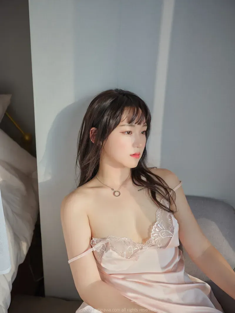 摄影作品与系列归档整理 坐在室内空间中的人物侧面造型照片