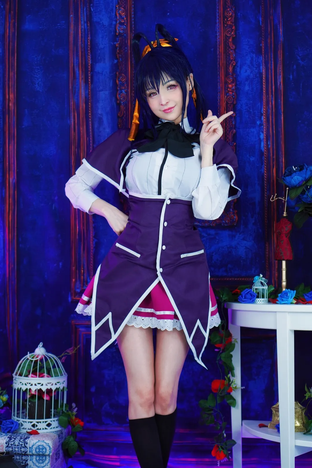 Cosplay作品介绍与写真图集整理 紫色主题Cosplay服装与蓝色背景摄影
