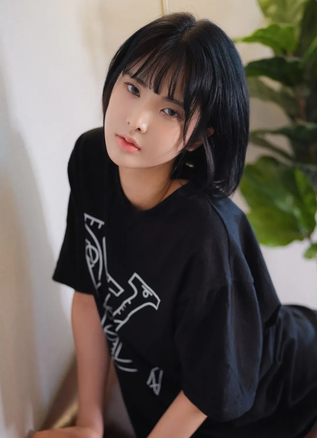 摄影系列与作品归档整理 黑色上衣造型的室内人物照片