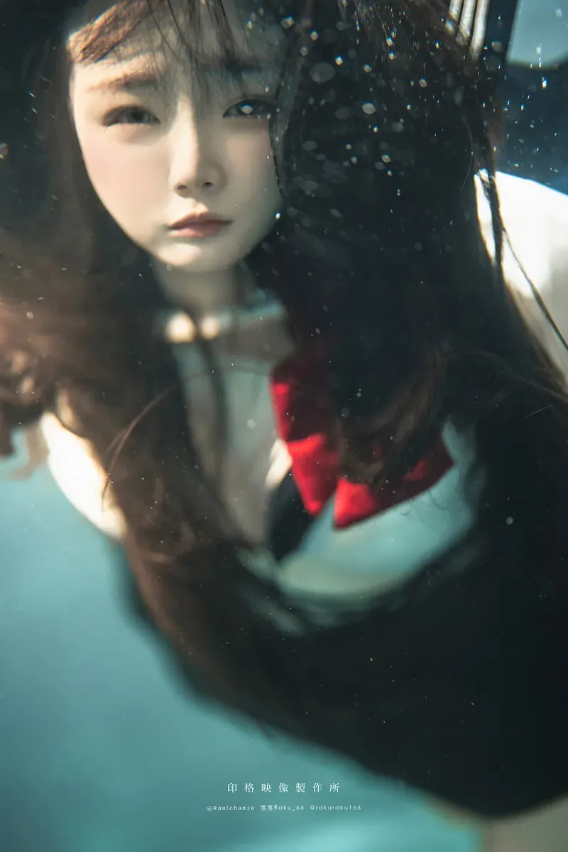 Coser 近距离镜头与暗色环境照片