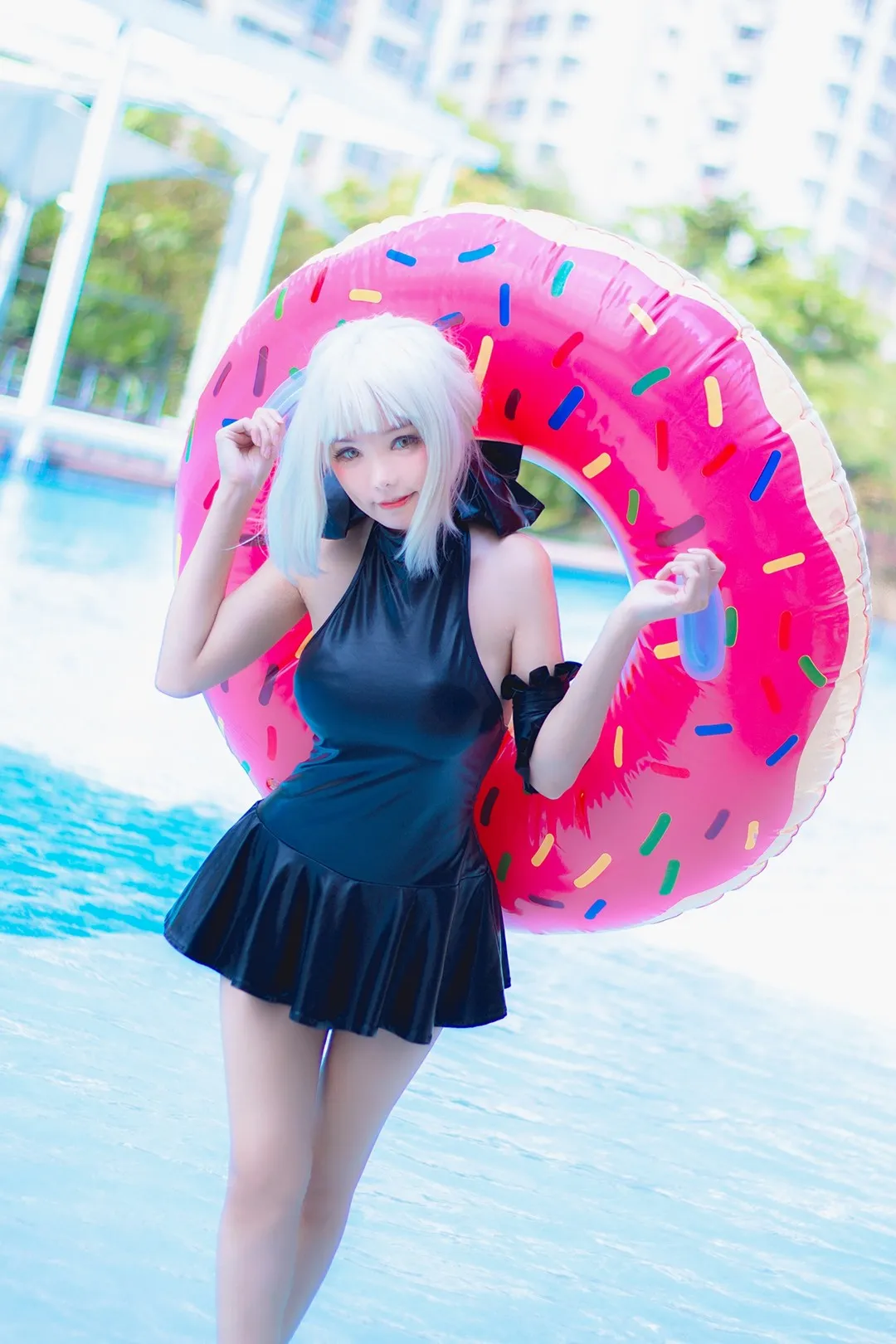 cosplay作品与图集归档 白发角色造型户外泳池主题照片