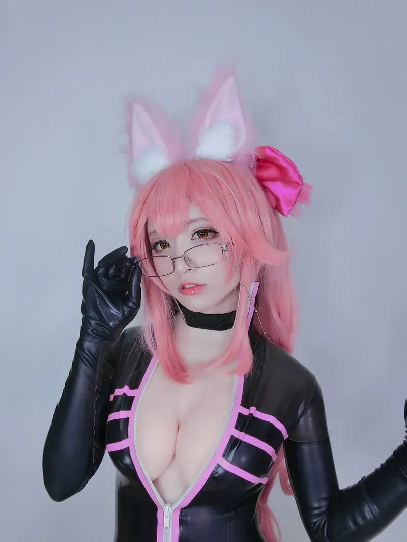 cosplay写真图集视觉导读与摄影系列归档 粉色长发造型与黑色服装的人像写真